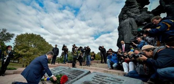 Порошенко: Украина не допустит возрождения фашизма - Фото