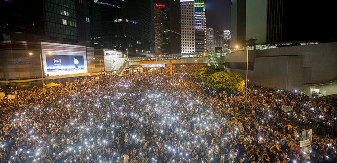 Протестующие в Гонконге возводят баррикады - Фото