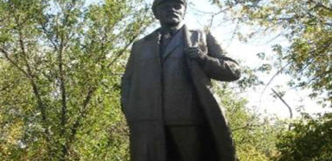 На Харьковщине неизвестные повредили еще один памятник Ленину - Фото