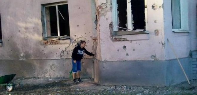 В Донецке снаряд упал на территорию школы, пострадали 6 человек - Фото