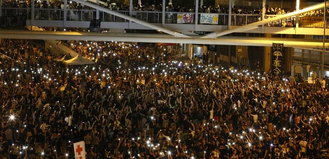 Демонстрации протеста в Гонконге распространяются на новые районы - Фото