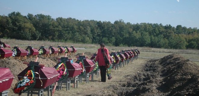 Под Запорожьем похоронили 54 неопознанных тела украинских военных - Фото