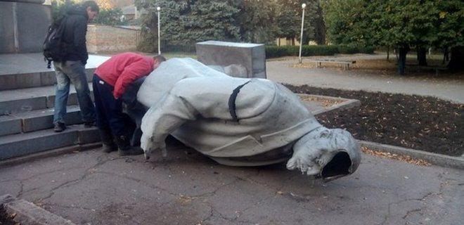 В Кривом Роге ночью повалили памятник Ленину - Фото