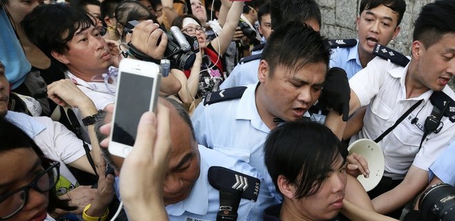 В Гонконге начались столкновения демонстрантов с полицией - Фото