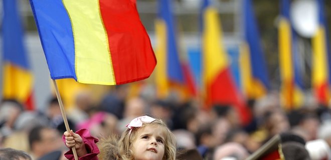 Для полумиллиона украинцев ввели безвизовый режим с Румынией - Фото