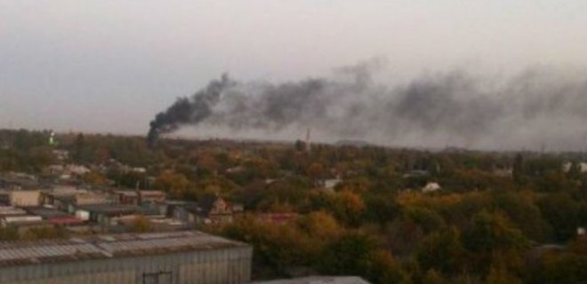 В двух районах Донецка после обстрелов горят жилые дома - мэрия - Фото