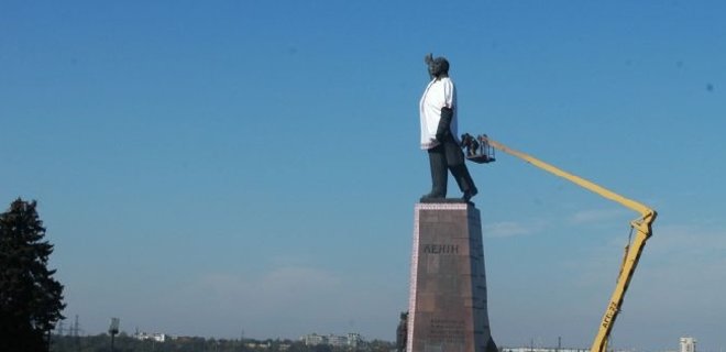 В Запорожье памятник Ленину активисты одели в вышиванку - Фото