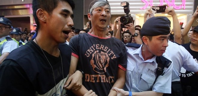 В Гонконге арестованы бандиты, избивавшие участников демонстраций - Фото