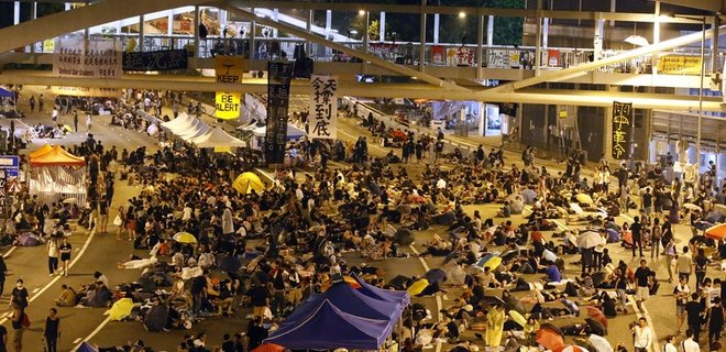 Демонстранты в Гонконге занимают правительственный квартал - Фото