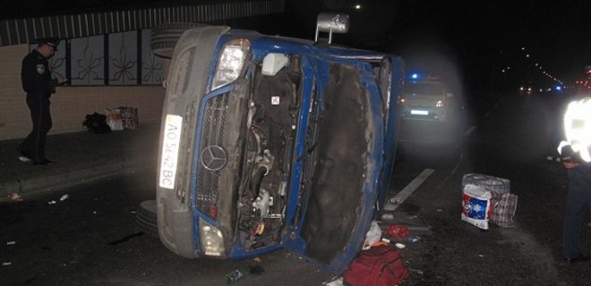 В Киеве маршрутка врезалась в машину ГАИ: восемь пострадавших - Фото