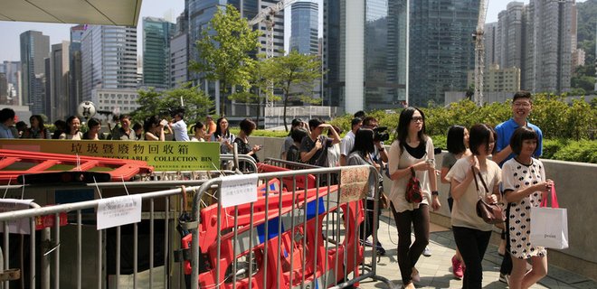 Демонстранты в Гонконге позволили чиновникам вернуться к работе  - Фото
