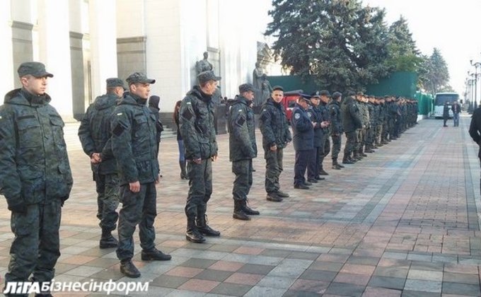 Под стенами Рады депутатов ждут с гнилыми помидорами: фото