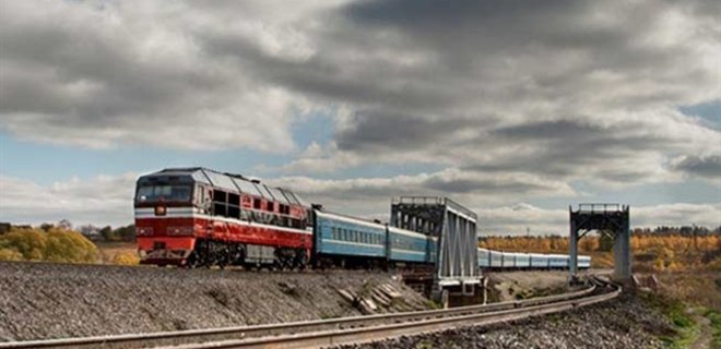 На Донецкой железной дороге снова подорвали пути - Фото