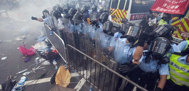 В Гонконге вспыхнули новые столкновения протестующих с полицией - Фото