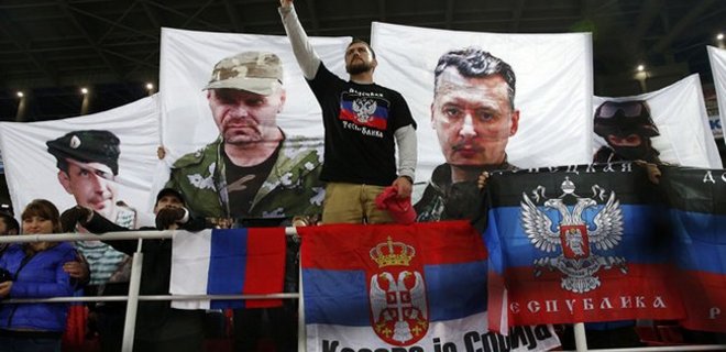 Российские фаны вывесили на стадионе флаг ДНР и портреты боевиков - Фото