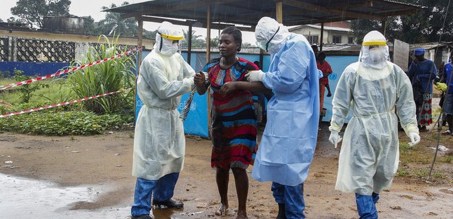 В Либерии бастуют медсестры, лечащие больных Эболой - Фото