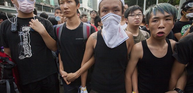 В Гонконге демонстрантов атаковали неизвестные в масках - Фото