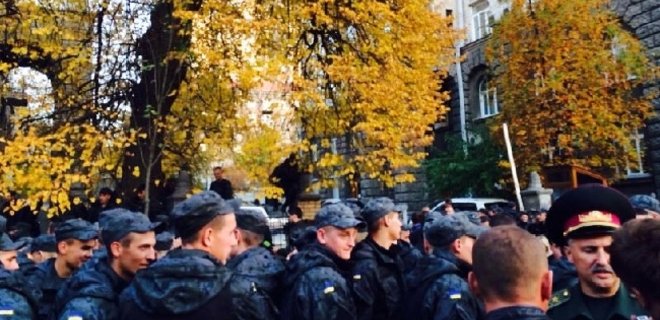 Протест на Банковой затих: солдаты-срочники покидают улицу - Фото