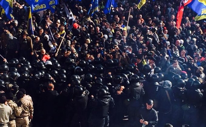 Под Радой митингуют сотни сторонников Свободы и люди Корчинского