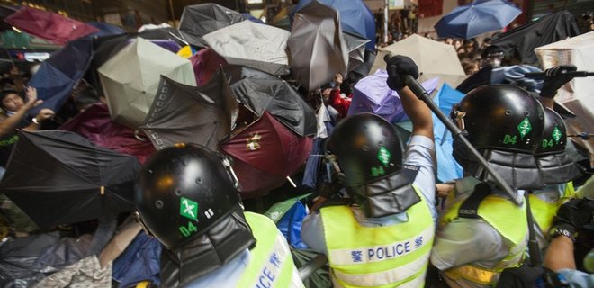 В Гонконге демонстранты возводят баррикады - Фото
