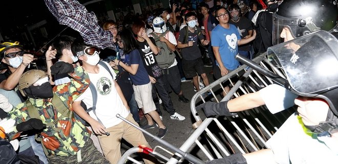 В Гонконге возобновились столкновения демонстрантов с полицией - Фото