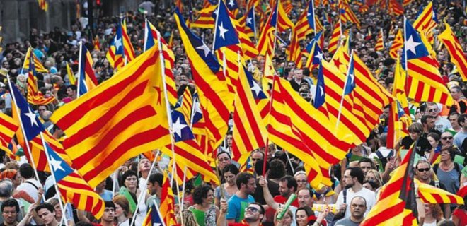 В Барселоне проходит митинг в поддержку независимости Каталонии - Фото