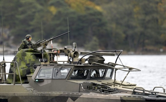 Шведские военные ищут "аварийную подлодку России": фото операции