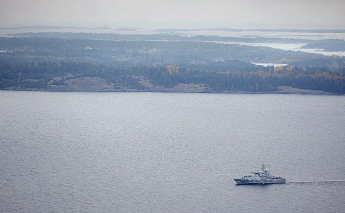 Шведские военные ищут "аварийную подлодку России": фото операции