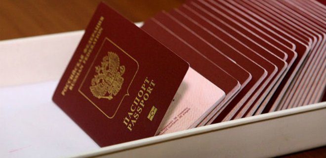 В Крыму начали выдавать загранпаспорта РФ, недействительные в ЕС - Фото