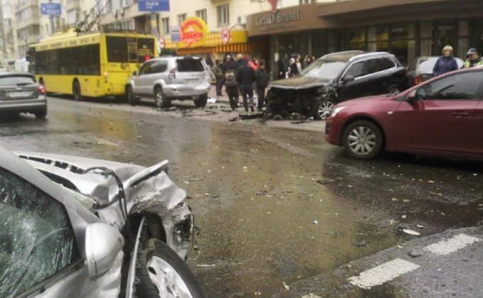 В центре Киева столкнулись пять автомобилей и троллейбус