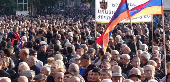 В Армении прошел многотысячный митинг за смену госвласти - Фото