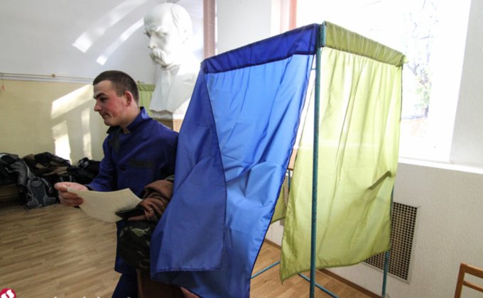В киевском госпитале проголосовали раненые бойцы АТО: фото