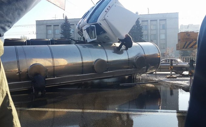 ДТП в Киеве: на дорогу вытекло 20 тонн подсолнечного масла