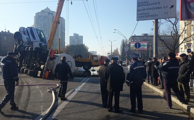 ДТП в Киеве: на дорогу вытекло 20 тонн подсолнечного масла