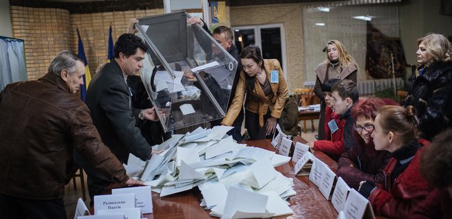По мажоритарке лидируют самовыдвиженцы и кандидаты Порошенко - Фото