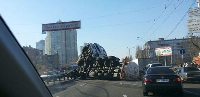 В Киеве на проспекте Победы перевернулся грузовик: фото ДТП - Фото