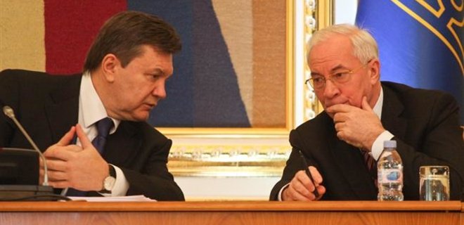 После бегства Януковичу и Азарову продолжали выплачивать пенсии - Фото