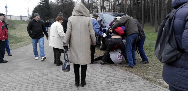 В Минске пытались задержать участников митинга за флаг Украины - Фото