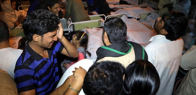 Террорист-смертник взорвался в толпе в Пакистане: более 50 жертв - Фото