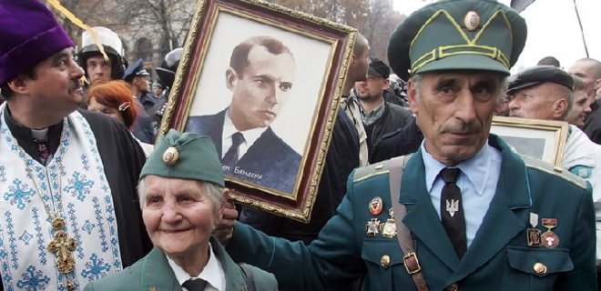 Путин ввел штрафы за ношение символики украинских националистов - Фото
