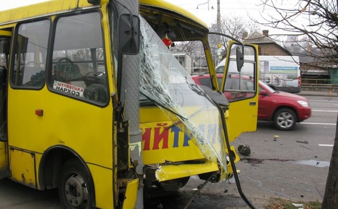 BMW протаранила маршрутку в Киеве, четверо пострадавших: фото ДТП