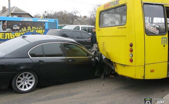 BMW протаранила маршрутку в Киеве, четверо пострадавших: фото ДТП