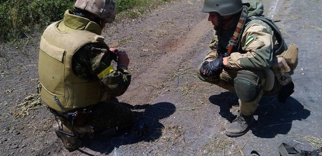 Десантники подорвались на фугасе в Луганской области, 7 раненых - Фото