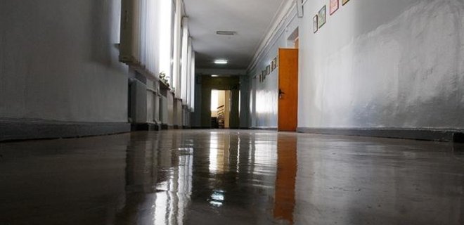 За время проведения АТО пострадали 90 учебных заведений Луганска - Фото