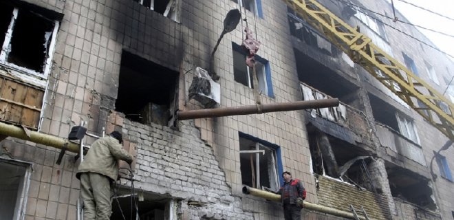 В Донецке продолжаются взрывы: разрушены жилые дома - Фото