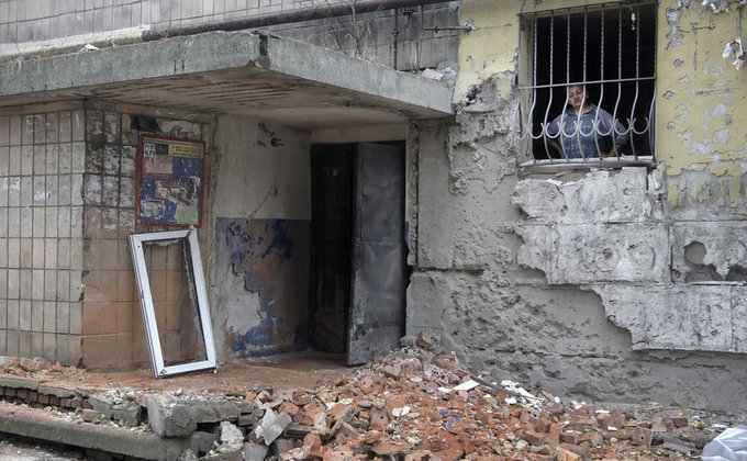 Донецк в руках террористов: разрушенные дома и метровые воронки