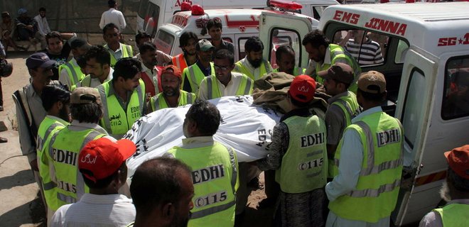  В Пакистане в автокатастрофе погибли 56 человек - Фото