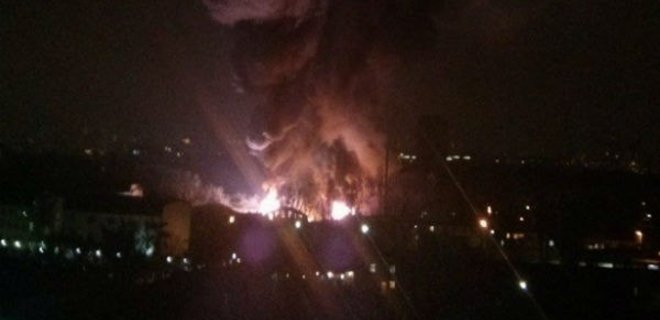 В районе киностудии Довженко в Киеве возник масштабный пожар - Фото