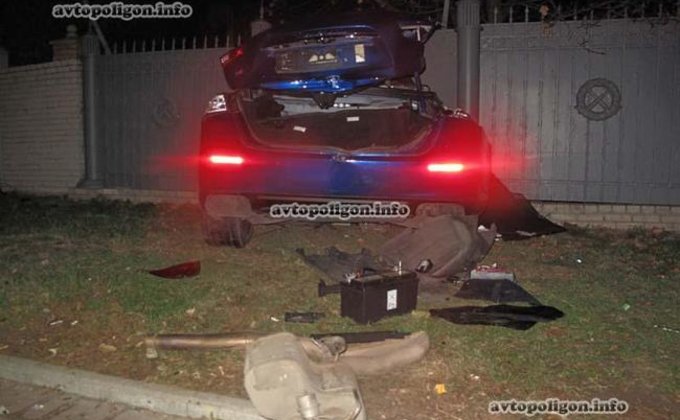 В центре Киева Maserati разорвало на две части: фото ДТП