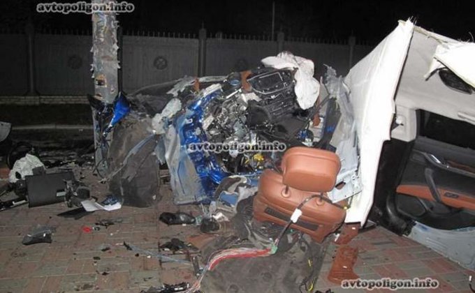 В центре Киева Maserati разорвало на две части: фото ДТП